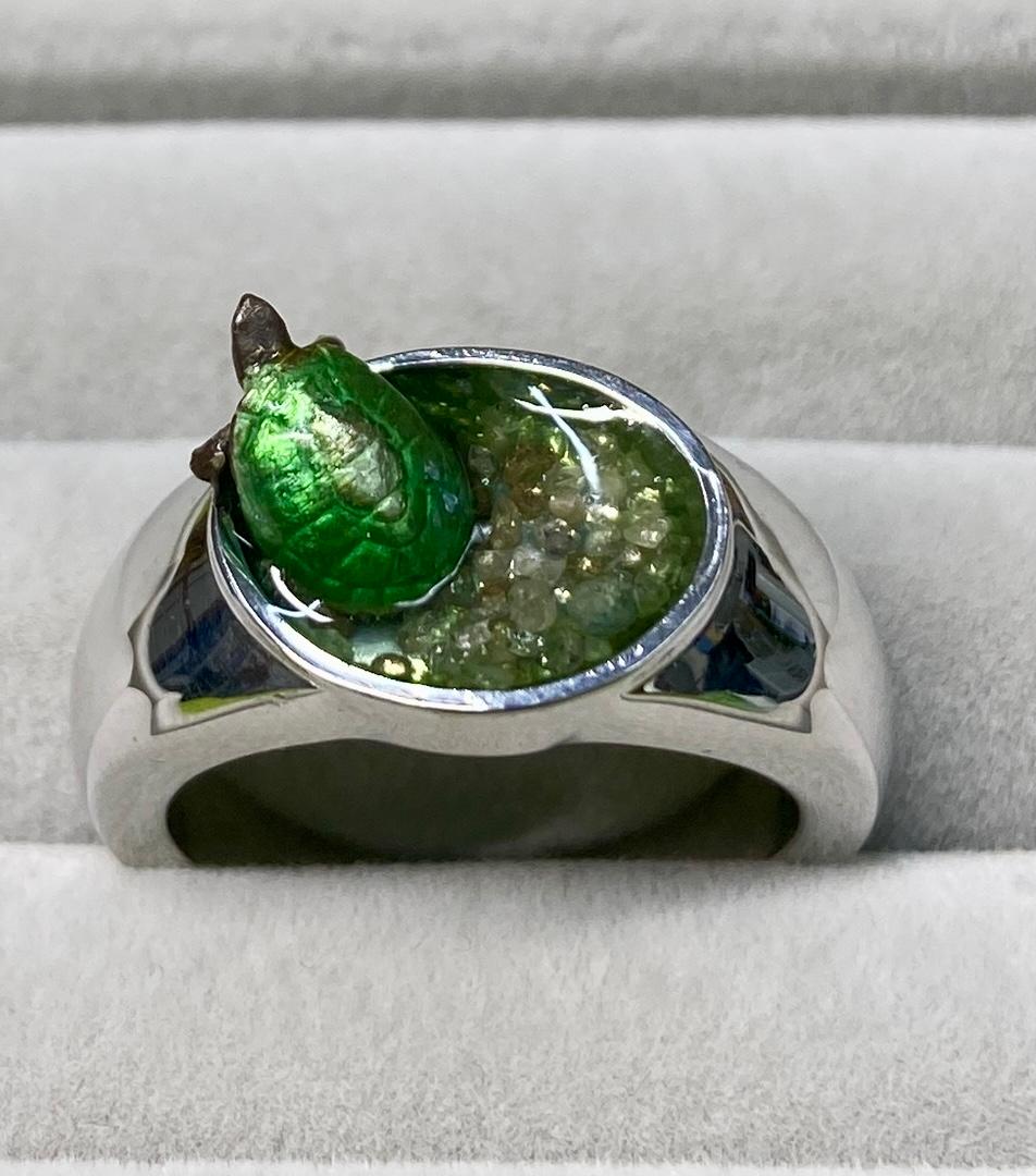 池から出ようとするミドリガメさんのリング　　#16